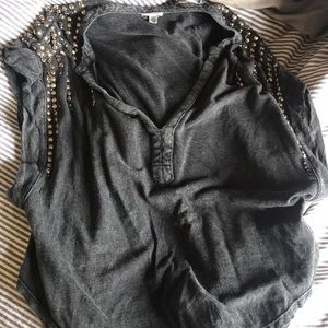 Edgy metal Escote Tee